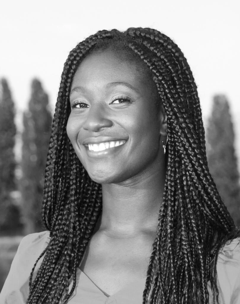 Portrait de la créatrice de Glisstadéco, passionnée par la décoration murale artisanale et engagée dans un projet éthique et responsable mettant en valeur le savoir-faire des artisans français.