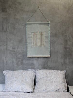 Tenture murale raffinée en broderie sur soie vert de gris, rehaussée de fil doré et de perles cuivrées, apportant une touche d'élégance et de délicatesse à votre décoration.