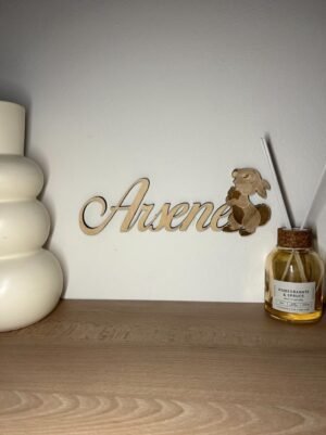 Personnalisez votre décoration avec un prénom en bois, fabriqué à la main en bois de bouleau. Idéal pour une chambre d’enfant.