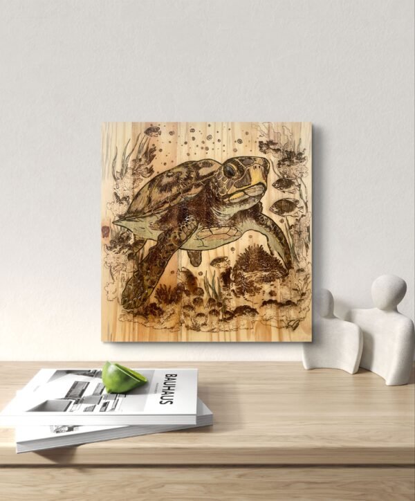78bb6290-a204-11ef-aef3-17b683bb83fa Tableau en bois gravé représentant une tortue, réalisé à la main avec des matériaux écologiques, symbolisant sérénité et persévérance.