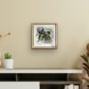Tableau abstrait vert sur mur beige Tableau abstrait vert sur mur beige