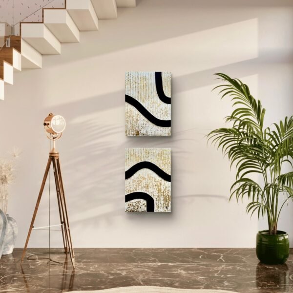 Tableaux minimalistes modernes et abstraits avec des lignes noires sinueuses et un fond doré texturé, ajoutant une touche d'élégance et de sophistication à une décoration contemporaine