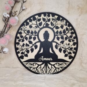 Décoration en bois personnalisée représentant un arbre symbolique avec prénoms gravés, tronc stable, racines profondes et feuillage illustrant la croissance spirituelle, ajoutant une touche zen et unique à votre intérieur.