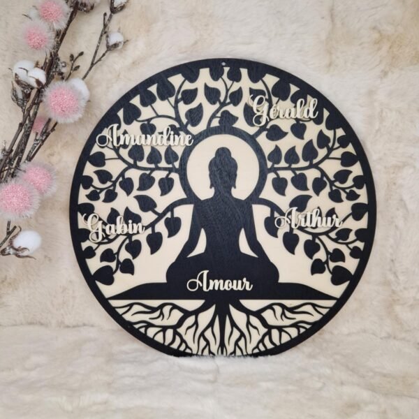 Décoration en bois personnalisée représentant un arbre symbolique avec prénoms gravés, tronc stable, racines profondes et feuillage illustrant la croissance spirituelle, ajoutant une touche zen et unique à votre intérieur.