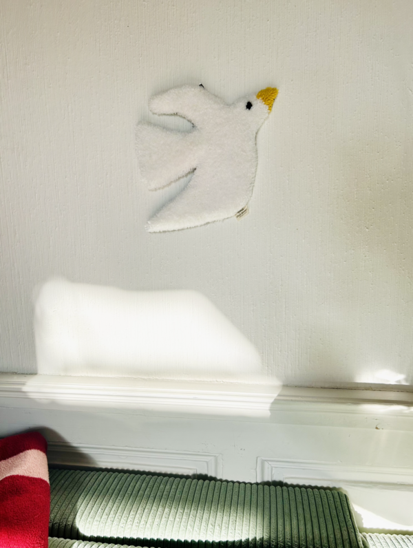 Capture d’écran 2024-12-03 à 10.38.04 Tapis mural en tufting représentant une mouette. Finitions sculptées et dos antidérapant. Attache en métal noir pour une pose facile. Disponible sur mesure.