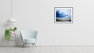 Représentation d'une aquarelle marine moderne, inspirée des paysages marins et de la lumière pure, avec des jeux de couleurs saisissants.