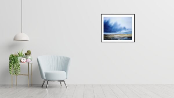 The interior has a armchair on empty white wall background. Représentation d'une aquarelle marine moderne, inspirée des paysages marins et de la lumière pure, avec des jeux de couleurs saisissants.