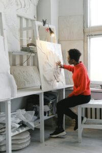 Vendre facilement sa déco murale sur Glisstadéco : Exposez vos créations artisanales uniques et faites main sur notre marketplace dédiée. Comme cet artisan en plein travail, vous pouvez proposer vos tableaux muraux et autres décorations murales à une communauté passionnée. Inscrivez-vous et commencez à vendre vos œuvres dès aujourd'hui !