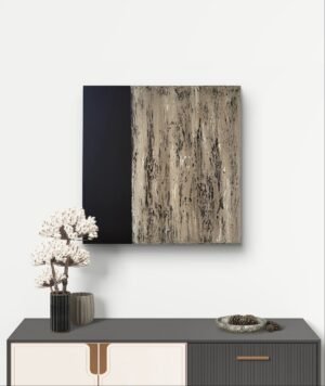 Matière dans l'ombre Tableau minimaliste en deux parties : une moitié noire lisse et profonde, l’autre texturée dans des tons naturels de lin et de terre. Une œuvre brute et contrastée, entre ombre et matière.