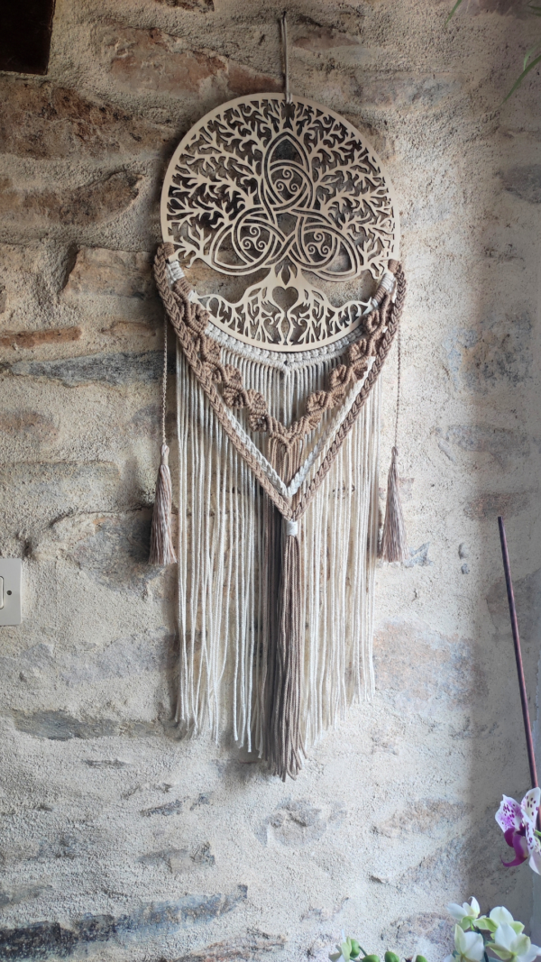 Tu l’as vu passer hier soir Une création pleine de symboles a pris vie… Triskel ou Arbre de Vie… viens me dire ce que tu ressens 🌿🌳 (1)