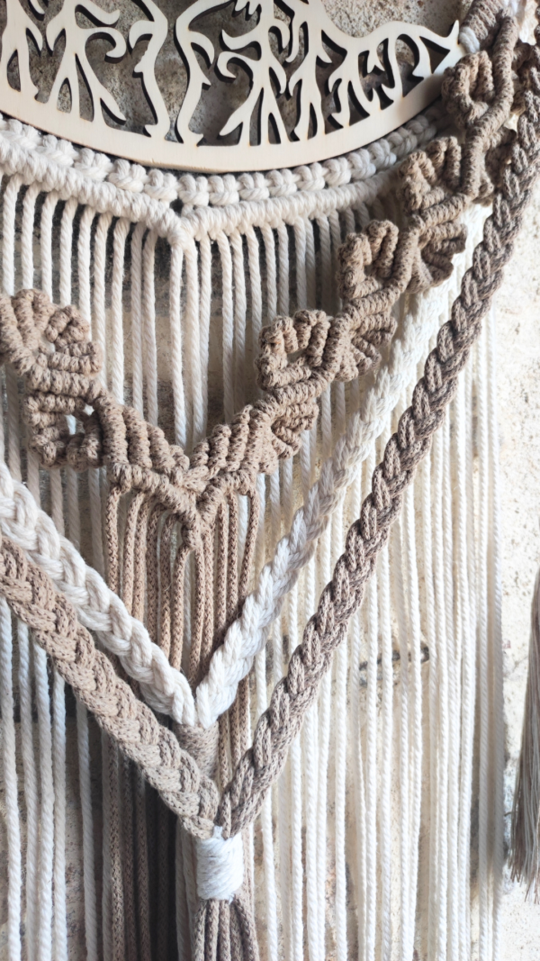 Tu l’as vu passer hier soir Une création pleine de symboles a pris vie… Triskel ou Arbre de Vie… viens me dire ce que tu ressens 🌿🌳 (2)