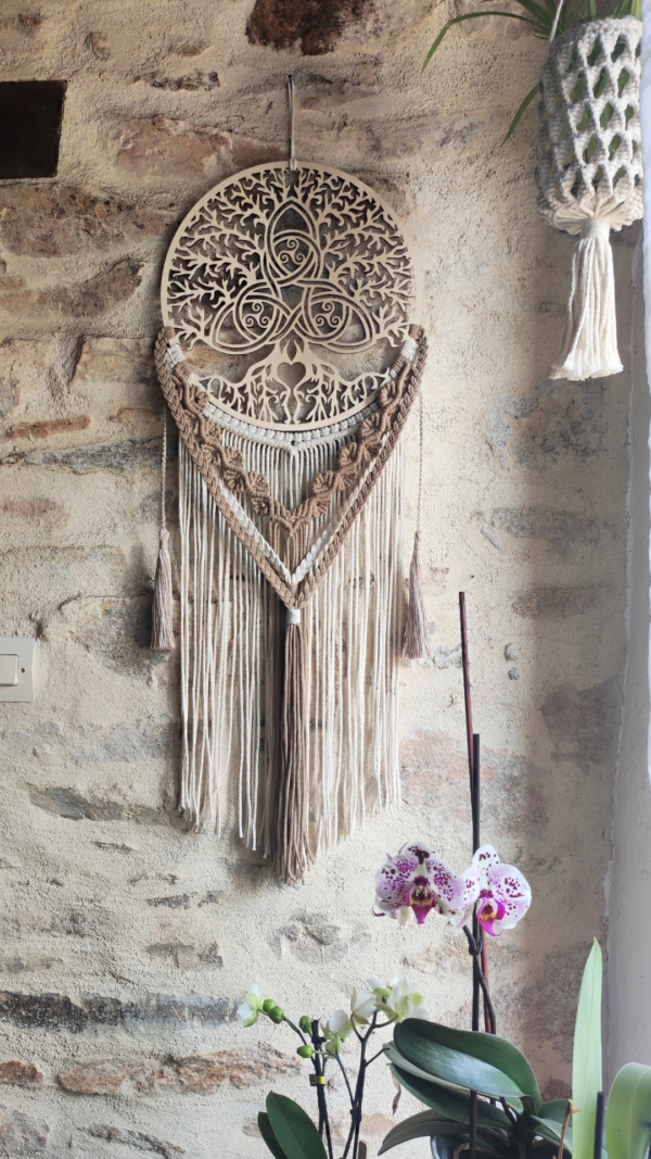 Tu l’as vu passer hier soir Une création pleine de symboles a pris vie… Triskel ou Arbre de Vie… viens me dire ce que tu ressens 🌿🌳